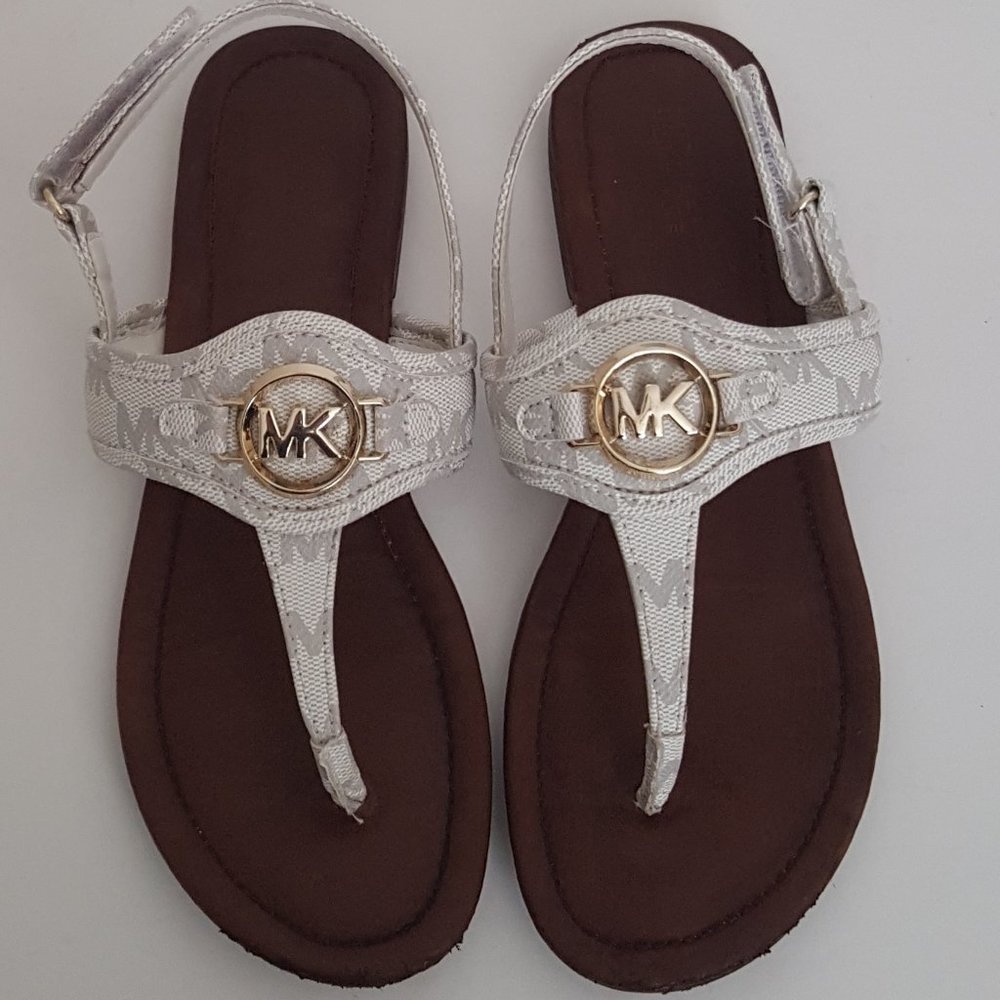 Girl's MICHAEL KORS MK Logo Plate White Thong Sandals Size 4 - Picture 1 of 13